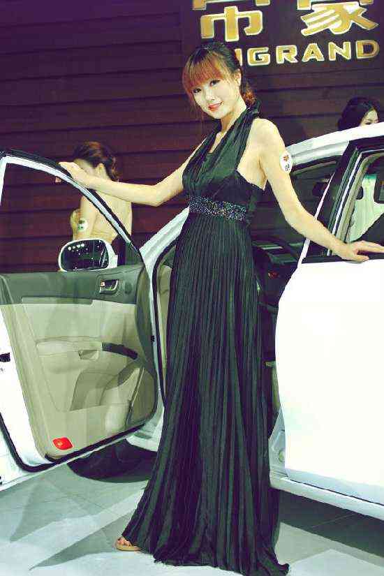 2010�ϲ����ʳ�չ��Ů������