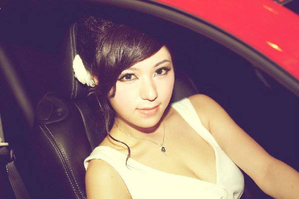 2010�ϲ����ʳ�չ��Ů������