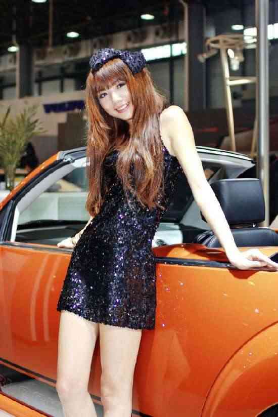 2010�ϲ����ʳ�չ��Ů������