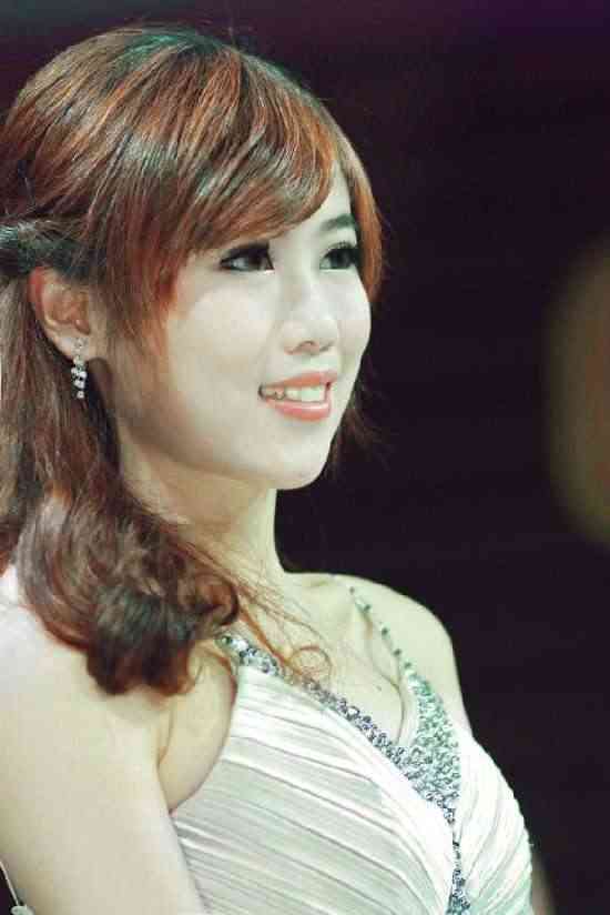 2010�ϲ����ʳ�չ��Ů������