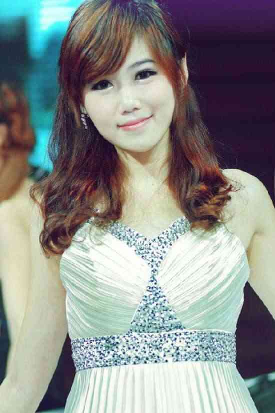 2010�ϲ����ʳ�չ��Ů������