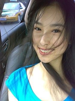 车模兽兽长发素颜自拍照