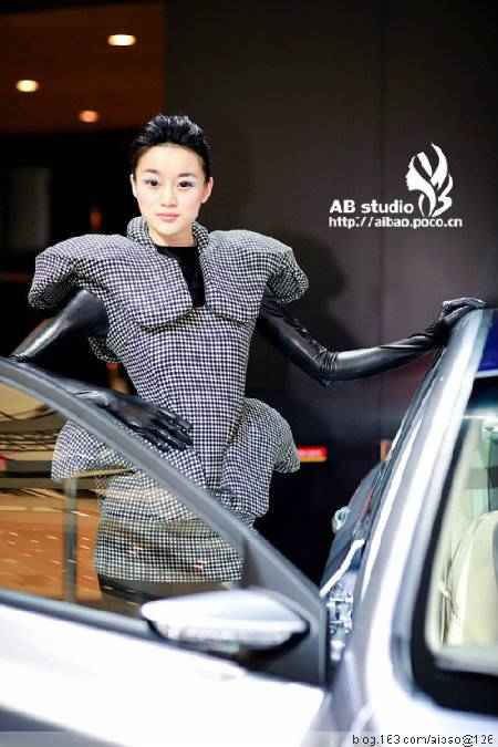 �������Գ�չ��Ʒ��Ů