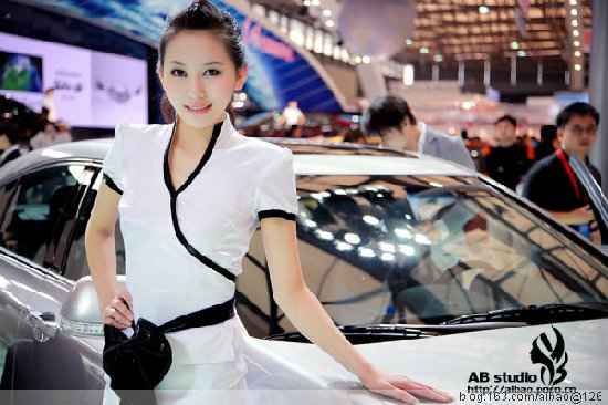 �������Գ�չ��Ʒ��Ů