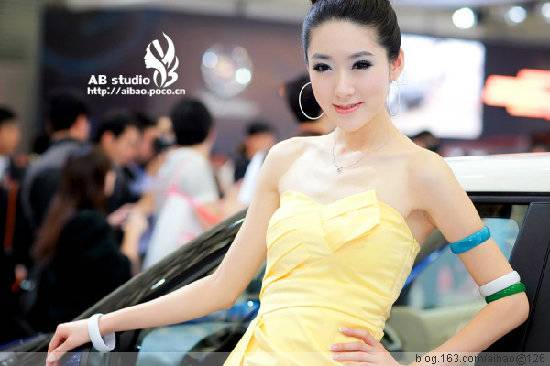 �������Գ�չ��Ʒ��Ů