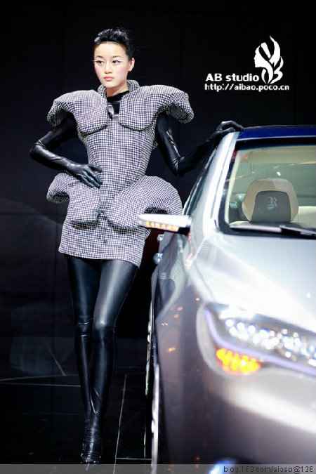 �������Գ�չ��Ʒ��Ů