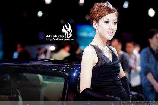 �������Գ�չ��Ʒ��Ů