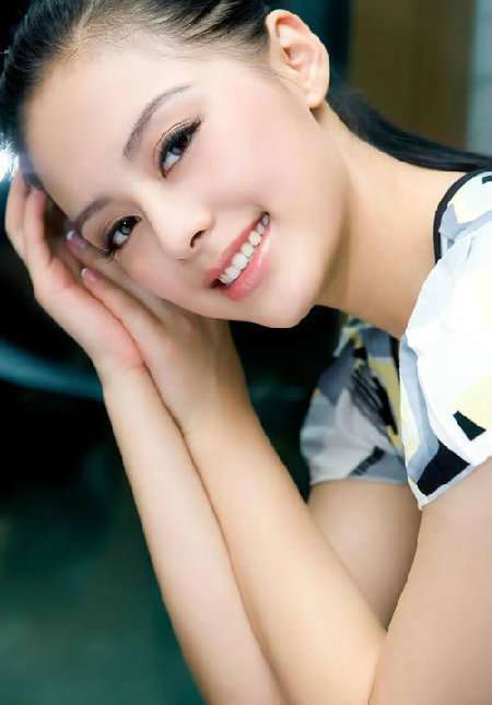 清澈靓丽的成熟美女