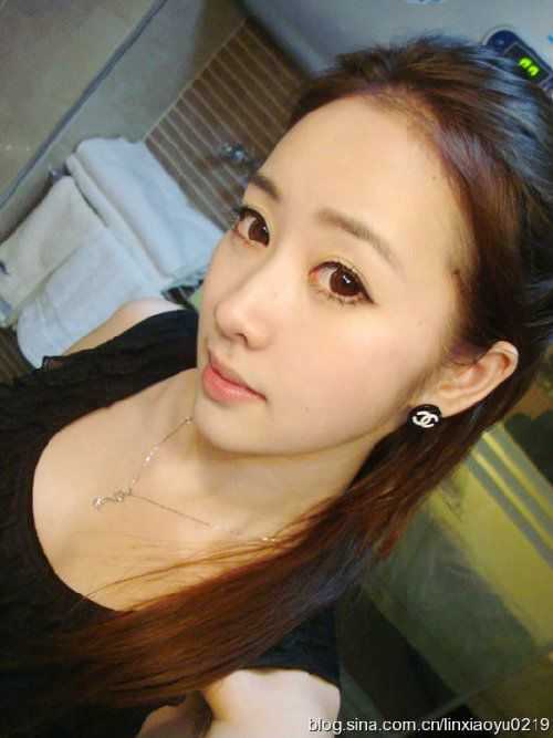 ���գ�����������º�ɫ�黳д��