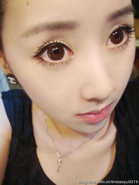 ���գ�����������º�ɫ�黳д��