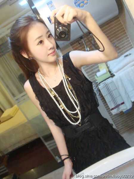 ���գ�����������º�ɫ�黳д��