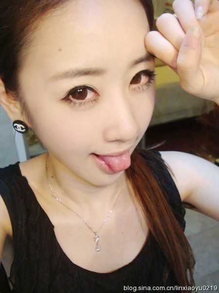 ���գ�����������º�ɫ�黳д��