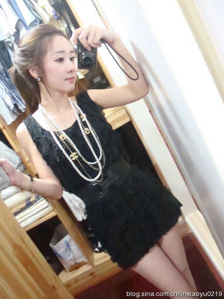 ���գ�����������º�ɫ�黳д��