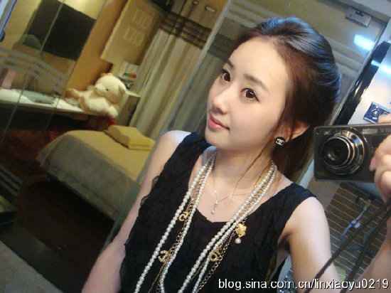 ���գ�����������º�ɫ�黳д��