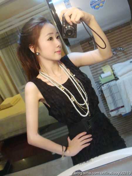 ���գ�����������º�ɫ�黳д��