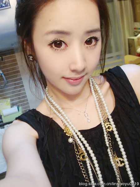 ���գ�����������º�ɫ�黳д��