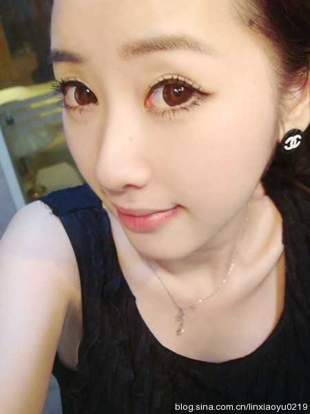 ���գ�����������º�ɫ�黳д��