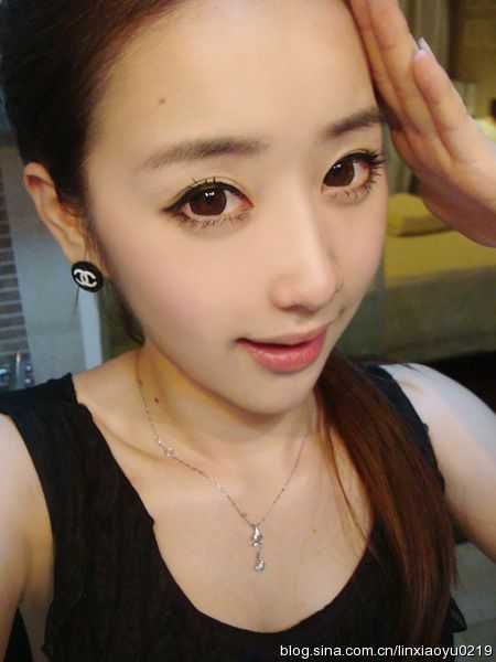 ���գ�����������º�ɫ�黳д��