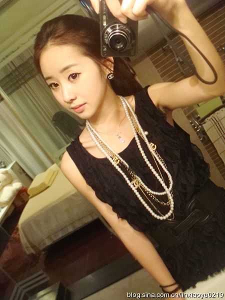 ���գ�����������º�ɫ�黳д��