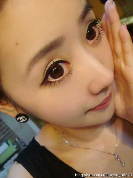 ���գ�����������º�ɫ�黳д��