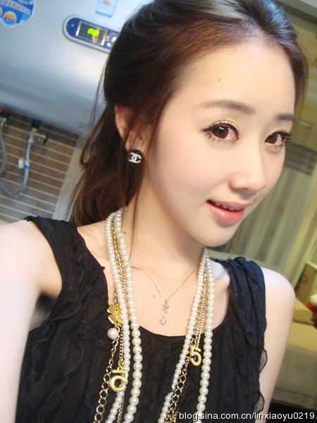 ���գ�����������º�ɫ�黳д��