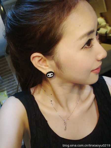 ���գ�����������º�ɫ�黳д��