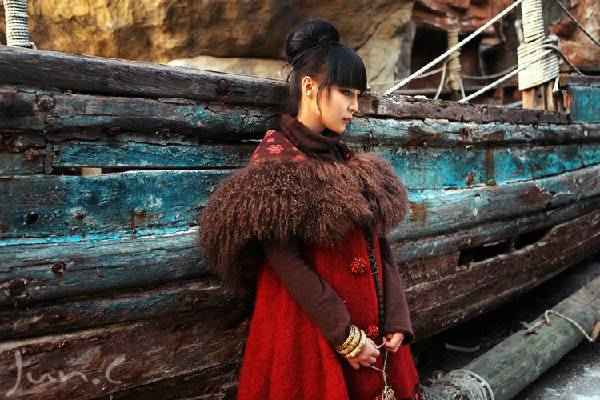 懒起画蛾眉，花面相交映