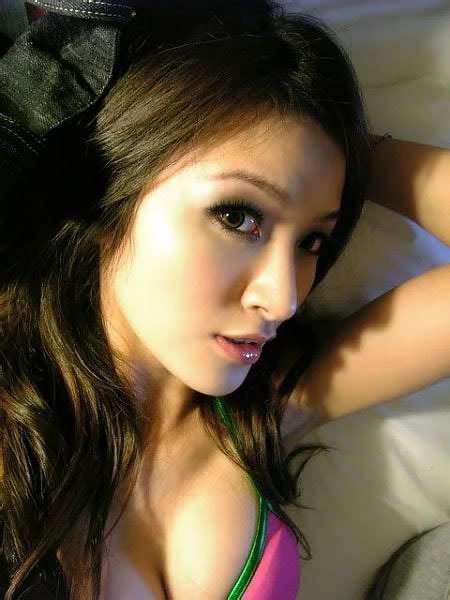 九零后富家MM 惹火自拍秀性感美胸