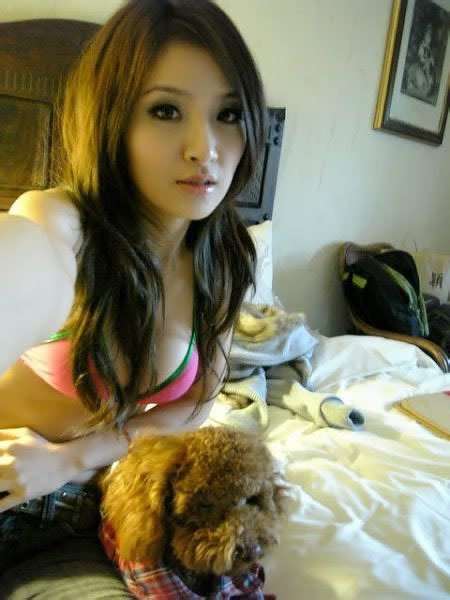 九零后富家MM 惹火自拍秀性感美胸